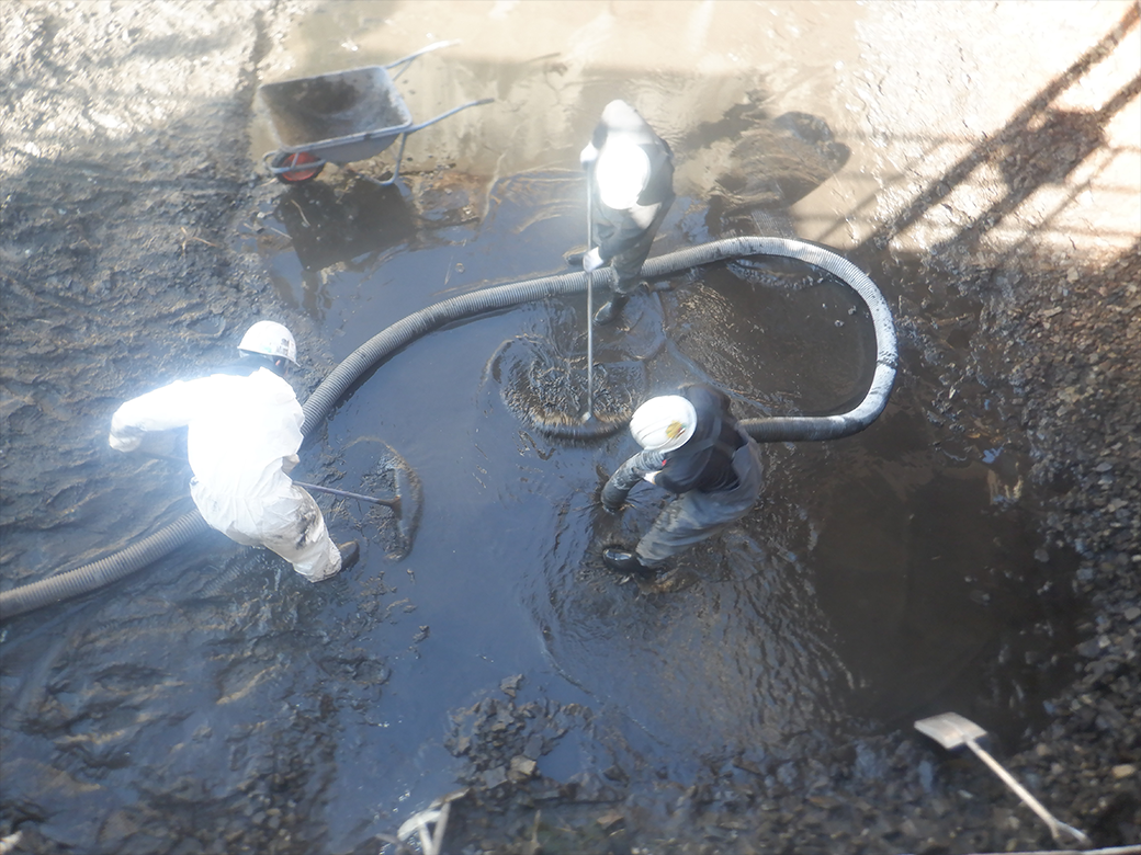 （3）ピット内溜水汚泥吸引作業状況